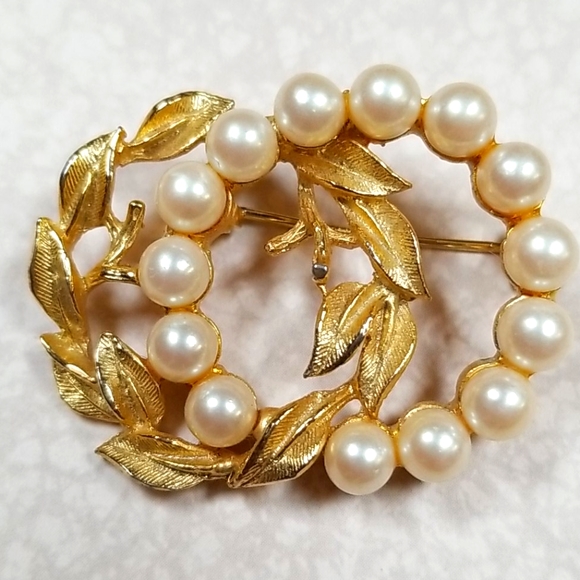 Vintage Signed Richelieu Faux Pearl Goldtone Brooch Pin - Picture 5 of 11